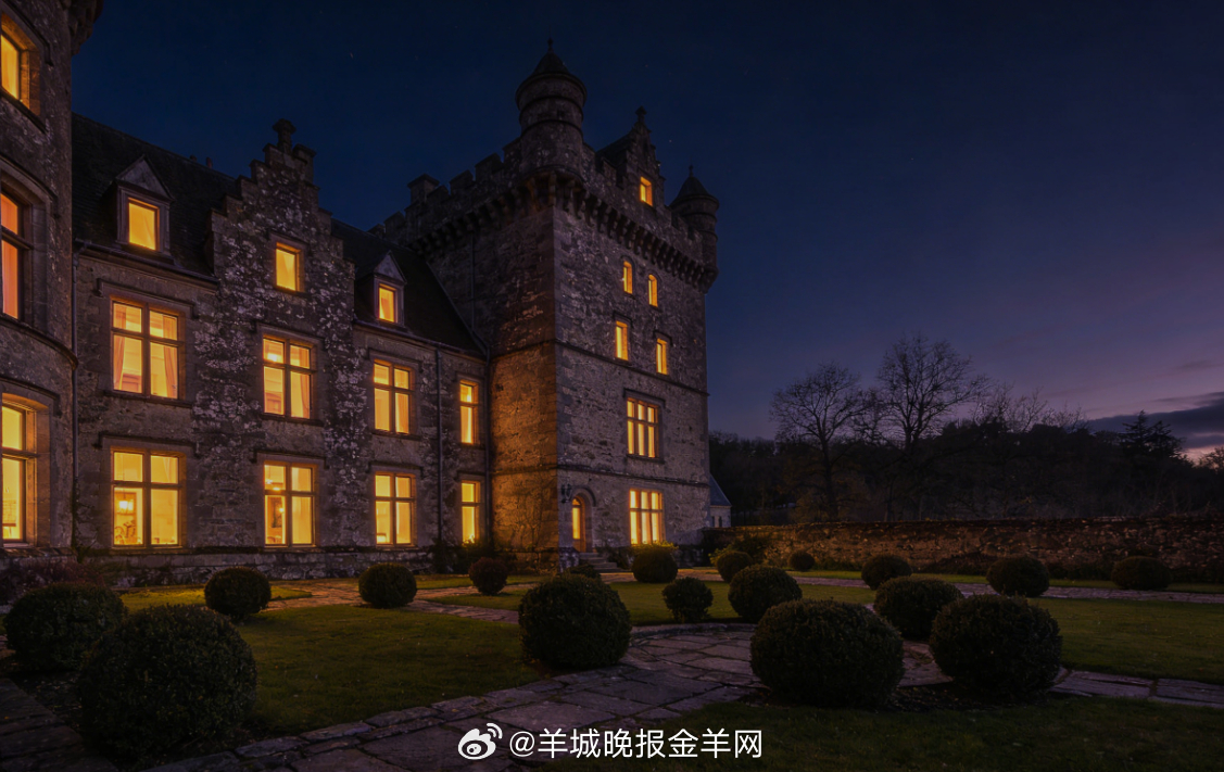 #晚安# 夜色笼罩着欧式古堡，石墙沉静，灯火温柔，晚风轻轻掠过庭院。卸下一身疲惫