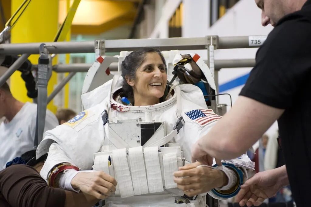 5小时52分49秒！【航天 苏尼·威廉姆斯，NASA宇航员，完赛马拉松！】13个