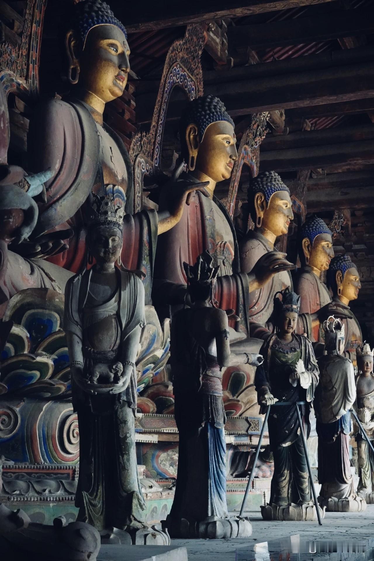 被严重低估的千年国宝！奉国寺辽代彩塑，藏着中国独一份的传奇
 
人人皆知应县木塔