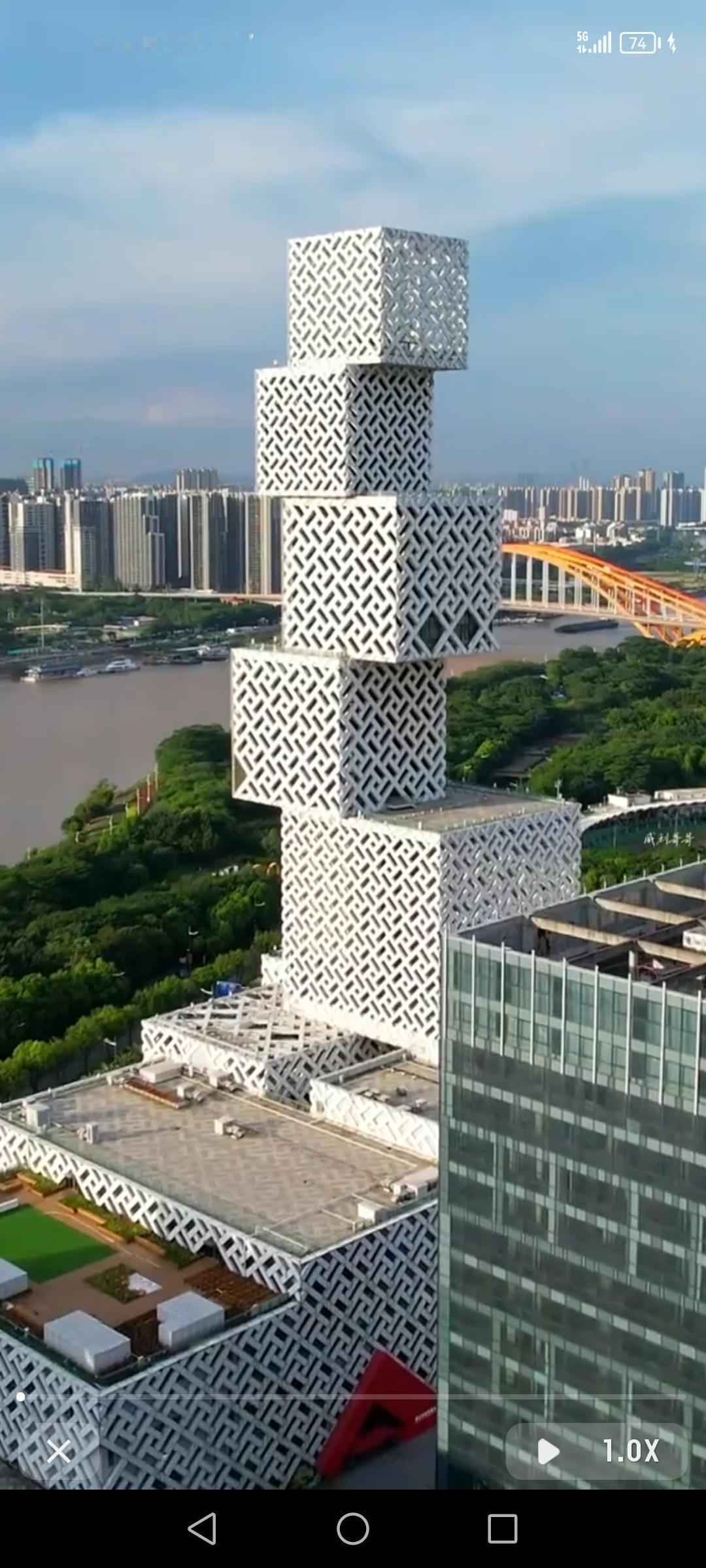 广东有不少建筑因奇特造型引发争议。像广州圆大厦，2013年鸿达兴业集团斥资10亿