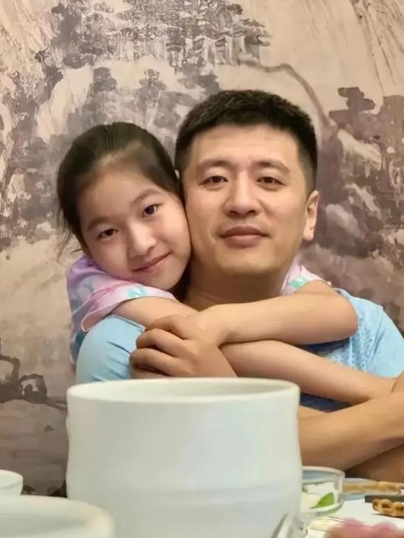 张雪峰与女儿亲密的瞬间，再也找不回来了

41岁的张雪峰，亿万资产留给女儿，不如