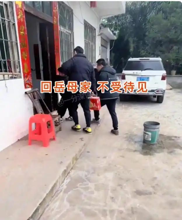 夫妻俩提着礼品，高高兴兴回岳母家。进门就拿出五千块红包递过去，本以为真心能换来热
