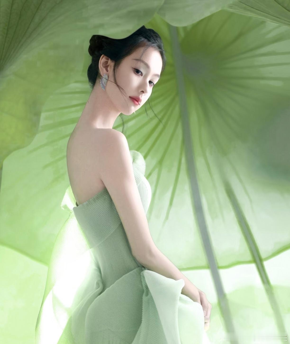 用颜色代表陈都灵的话，应该是黄色和绿色，她好明媚🈶生机 