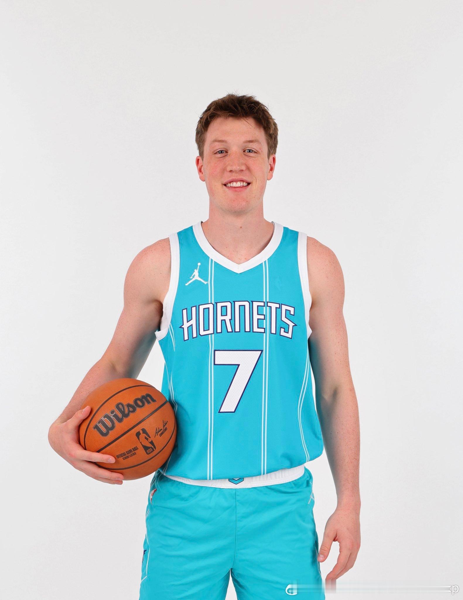 Kon Knueppel刚被乔丹签下[挖鼻]nba夏季联赛NBA[超话] ​​​