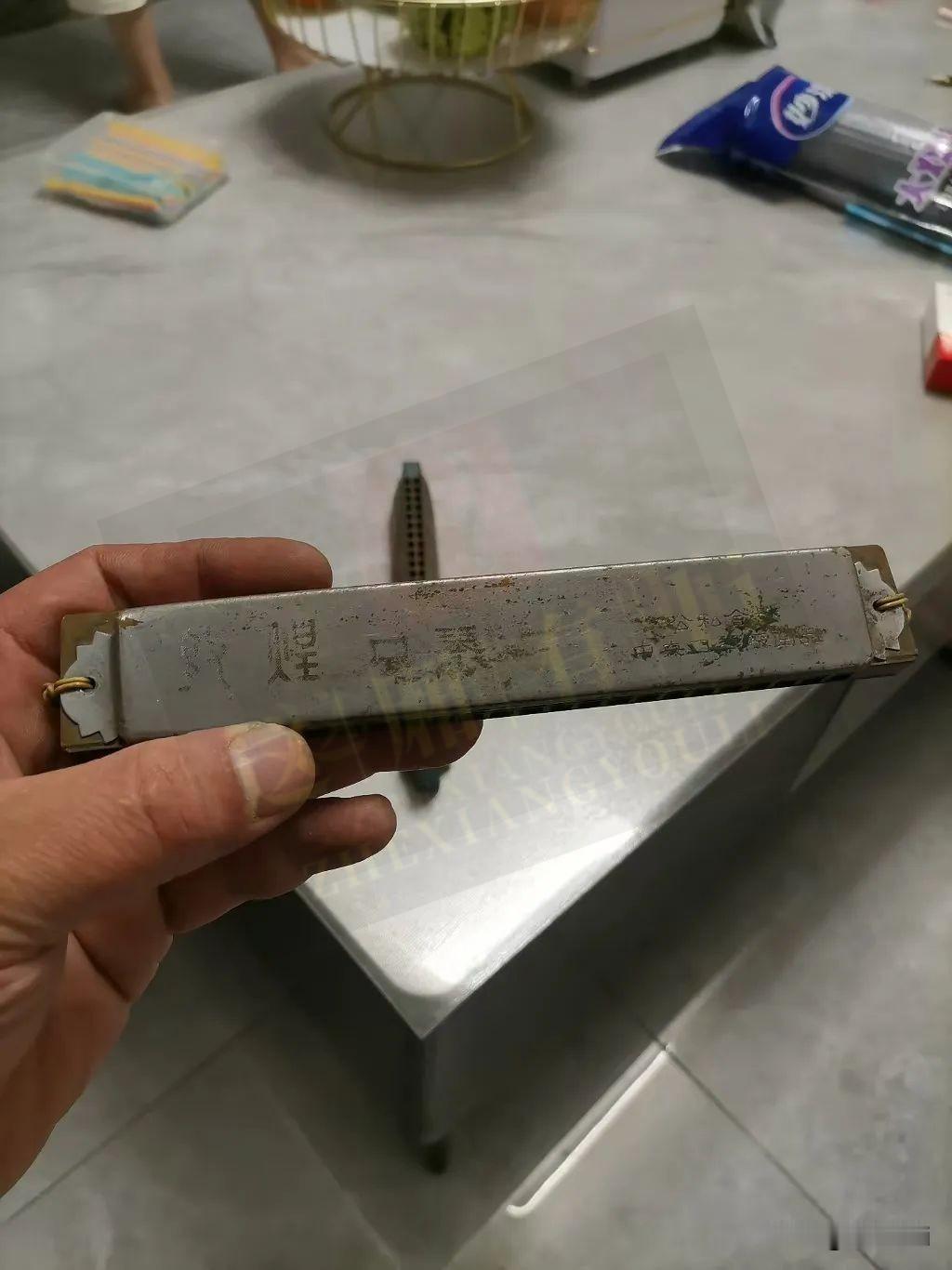 翻出一件尘封许久的老物件，金属外壳历经岁月侵蚀，布满斑驳痕迹。曾经被时常拿在手中