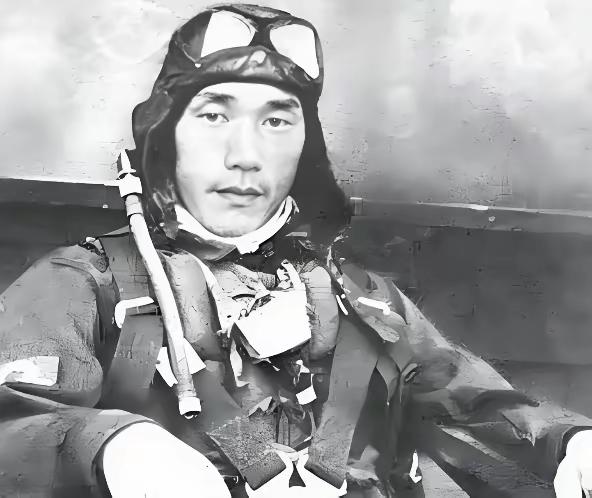 1939年，有个叫藤田雄藏的鬼子空战老油条，跳完伞掏出抢，崩了个划船的老乡。

