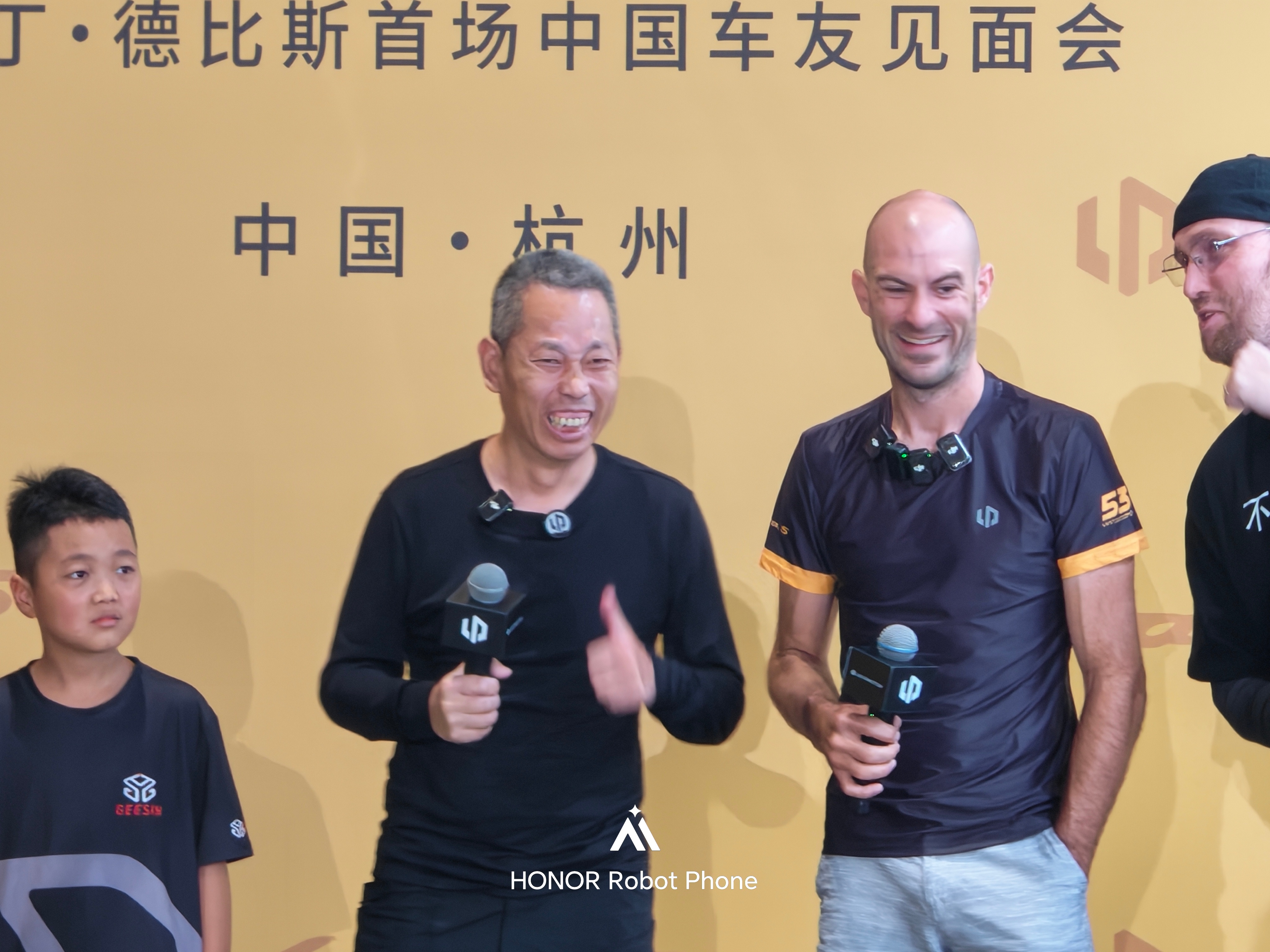 张雪的师傅也来了，牙哥，他和德比斯见面为啥现场的机友们火药味那么足，让牙哥干德比