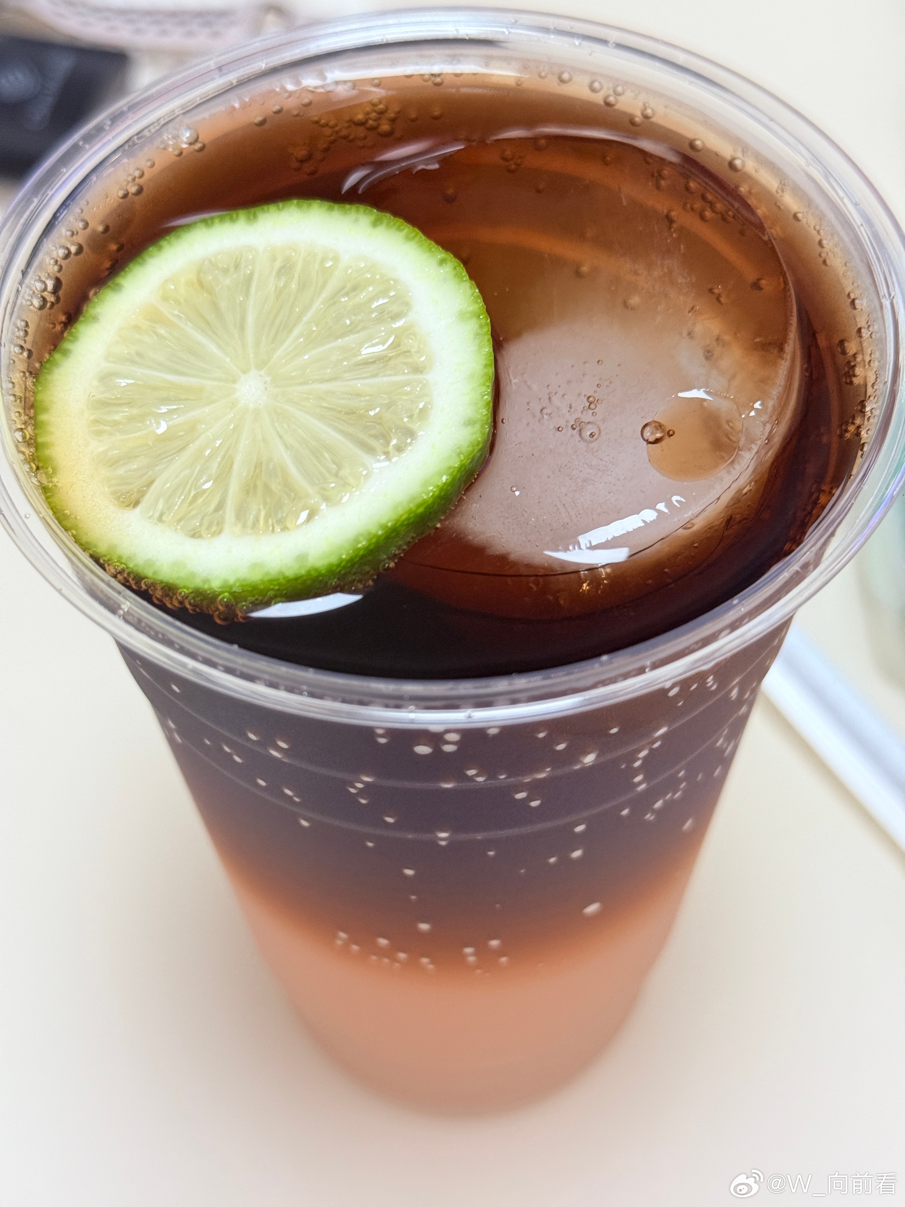 来一杯🥃！伏特加+西柚汁+可乐！没酒味，但喝完有点微醺～～
