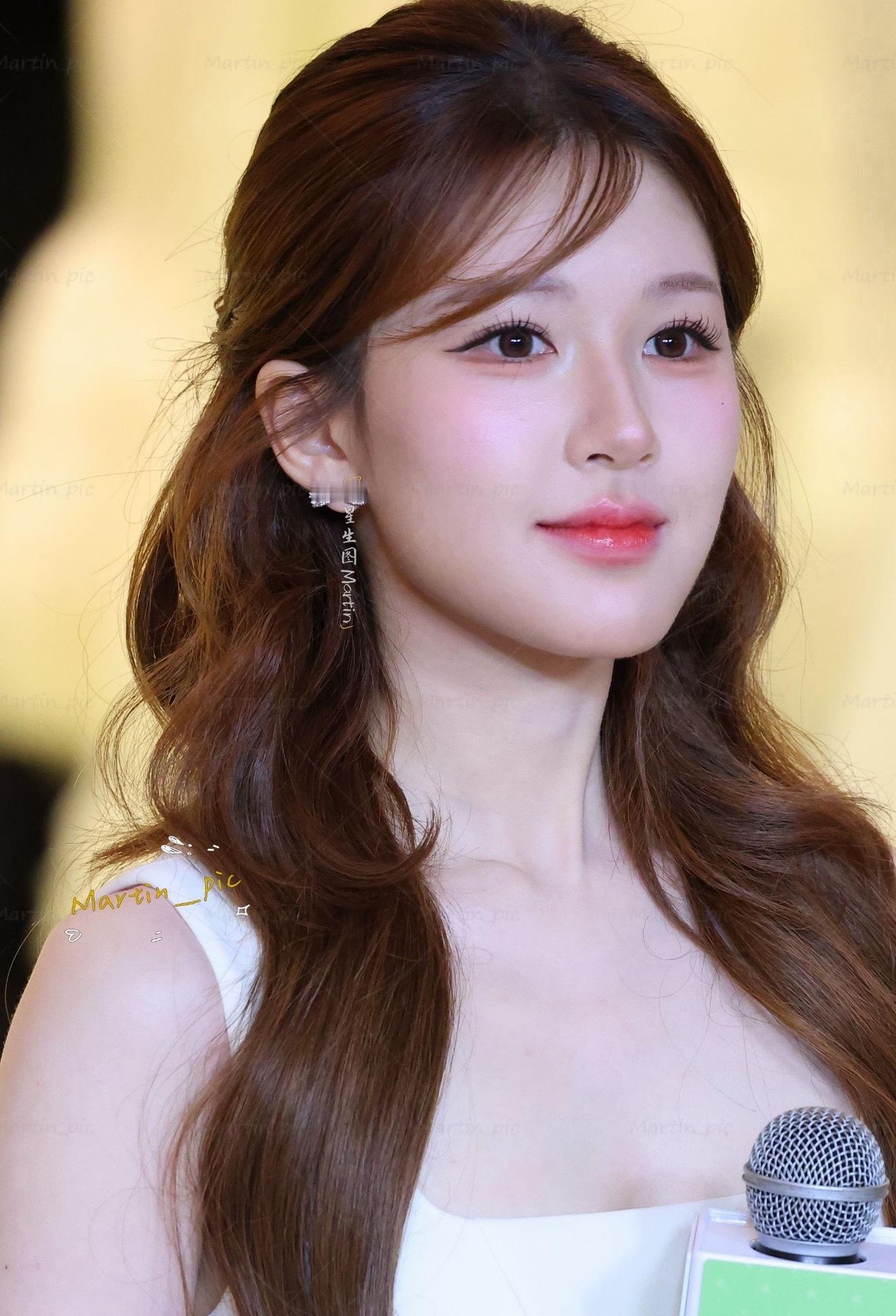 妈呀，露思今天也太漂亮了吧，裙子、妆发、脸蛋都完美，现在尖叫声此起彼伏