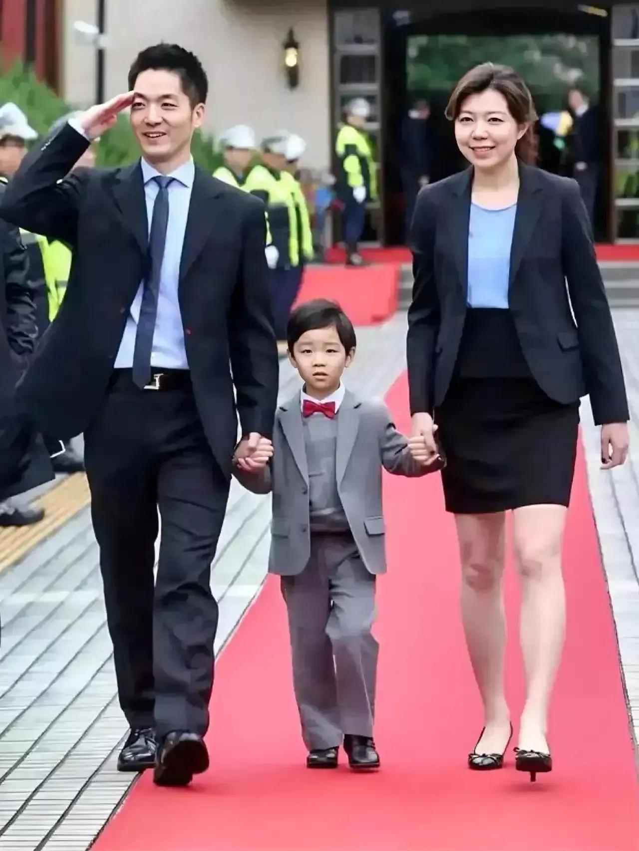 蒋介石曾孙蒋万安一家？蒋万安是台湾台北市市长，台北市长这相貌也可迷倒万千少女！蒋