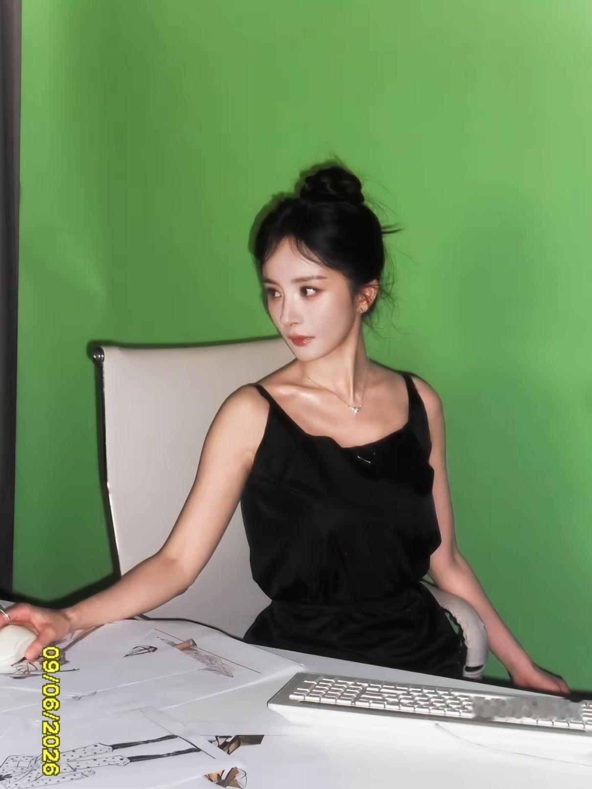 杨幂李沁欧阳娣娣合照杨幂的星味要冲出屏幕了！！ 