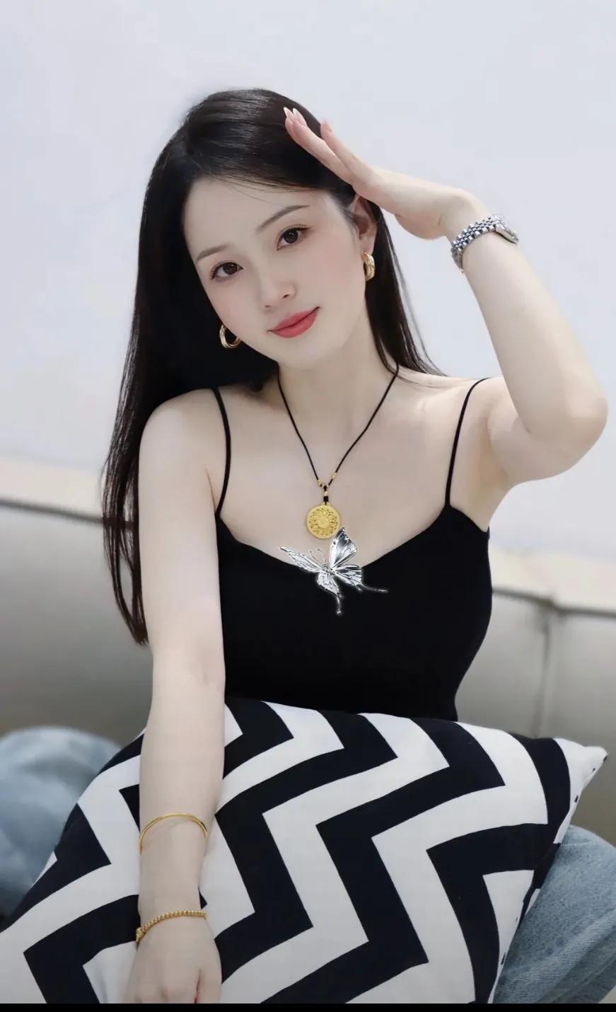 在苏州这座温婉的城市，林婷已近不惑之年，独自走过十个春秋。她热爱生活，跑步骑行让