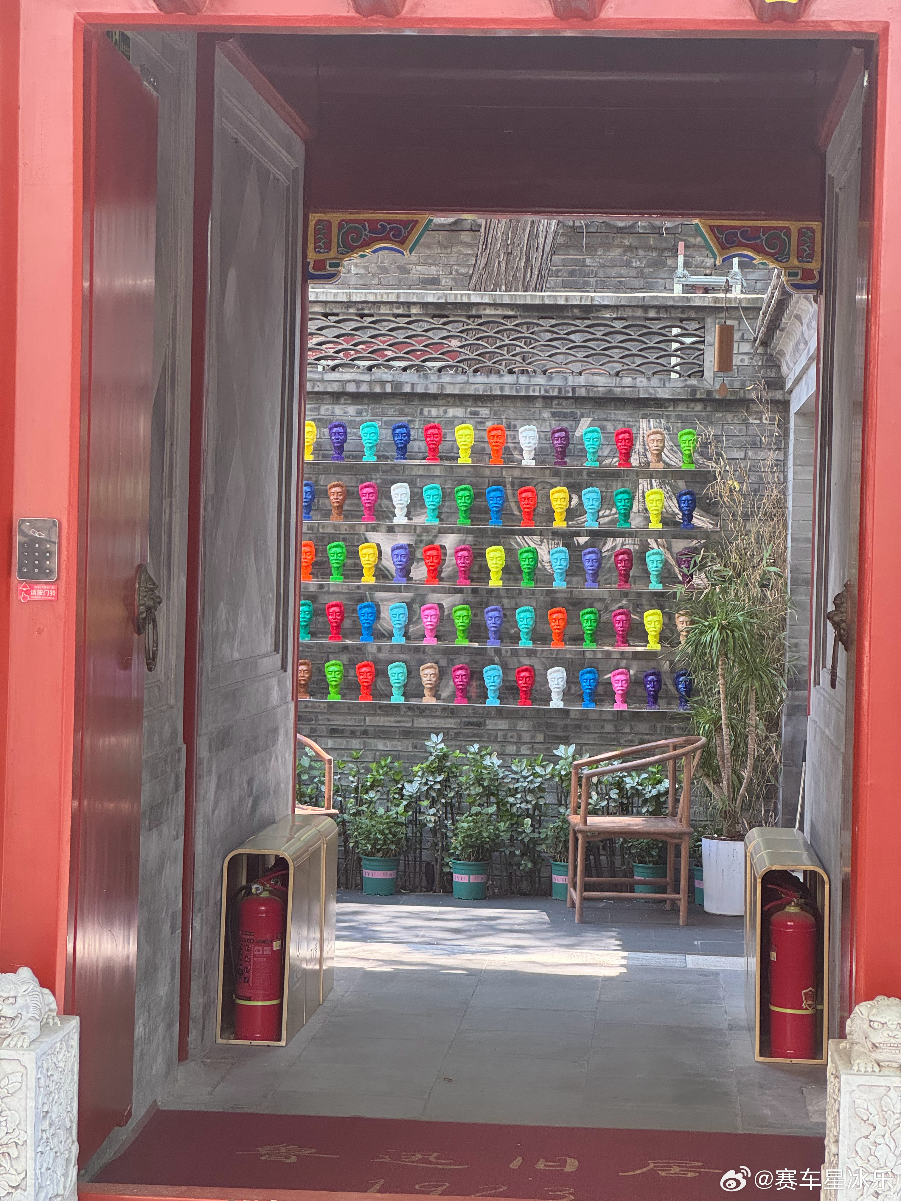 随便逛胡同，发现个鲁迅以前住的地方，在这里出版了《呐喊》，写了《祝福》。 
