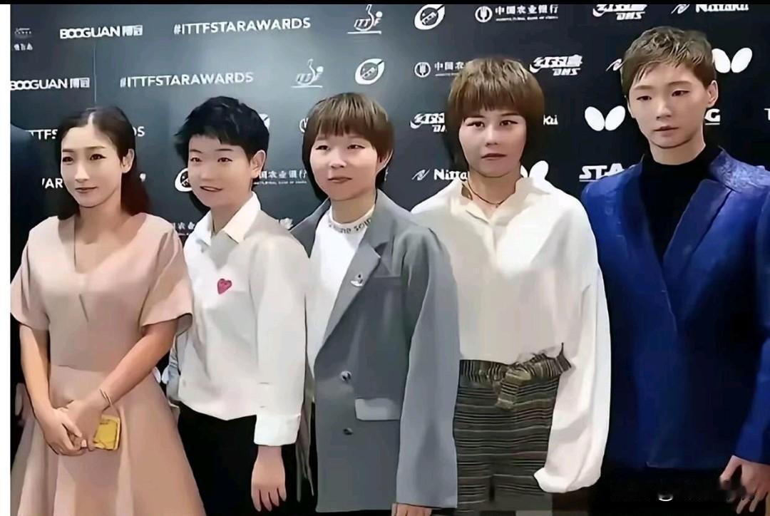 2019年国际乒联颁奖典礼合影。我只认识左二孙颖莎，右一王曼昱。其他三个是谁？都