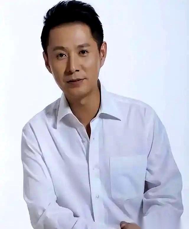 刷到《小城大事》，演县长那张脸，我盯着看了足足十秒。
这不是《父母爱情》里安欣她