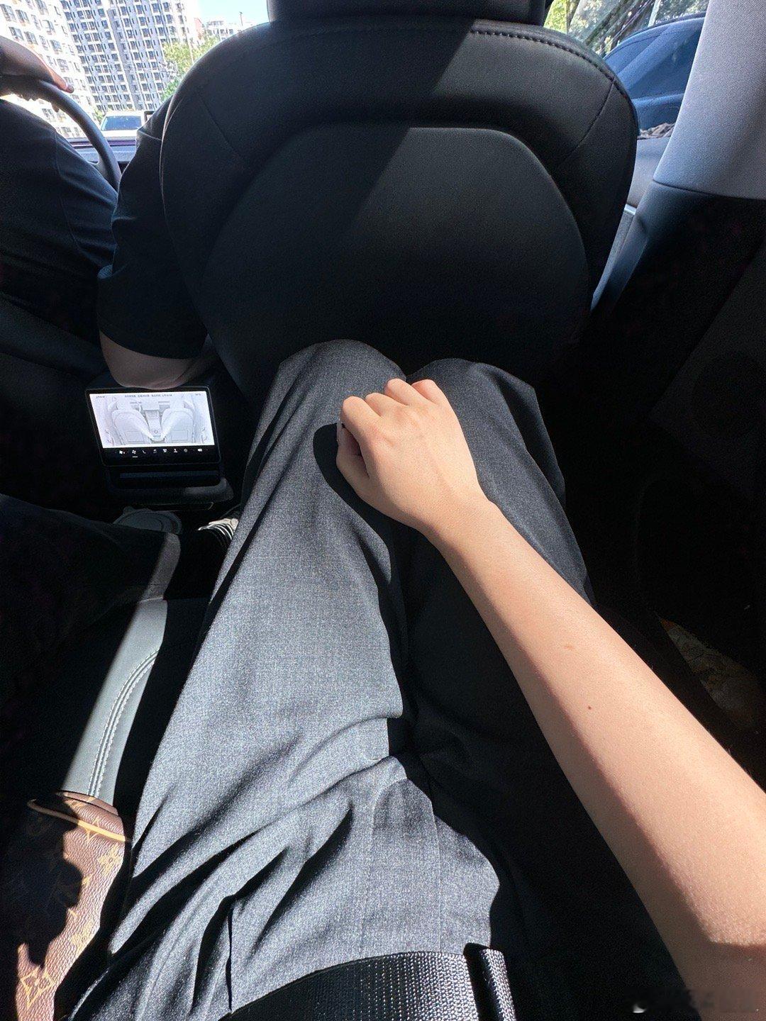 早[微风][微风][微风]去怀柔拍摄🚗特斯拉是真晒啊…  ​​​