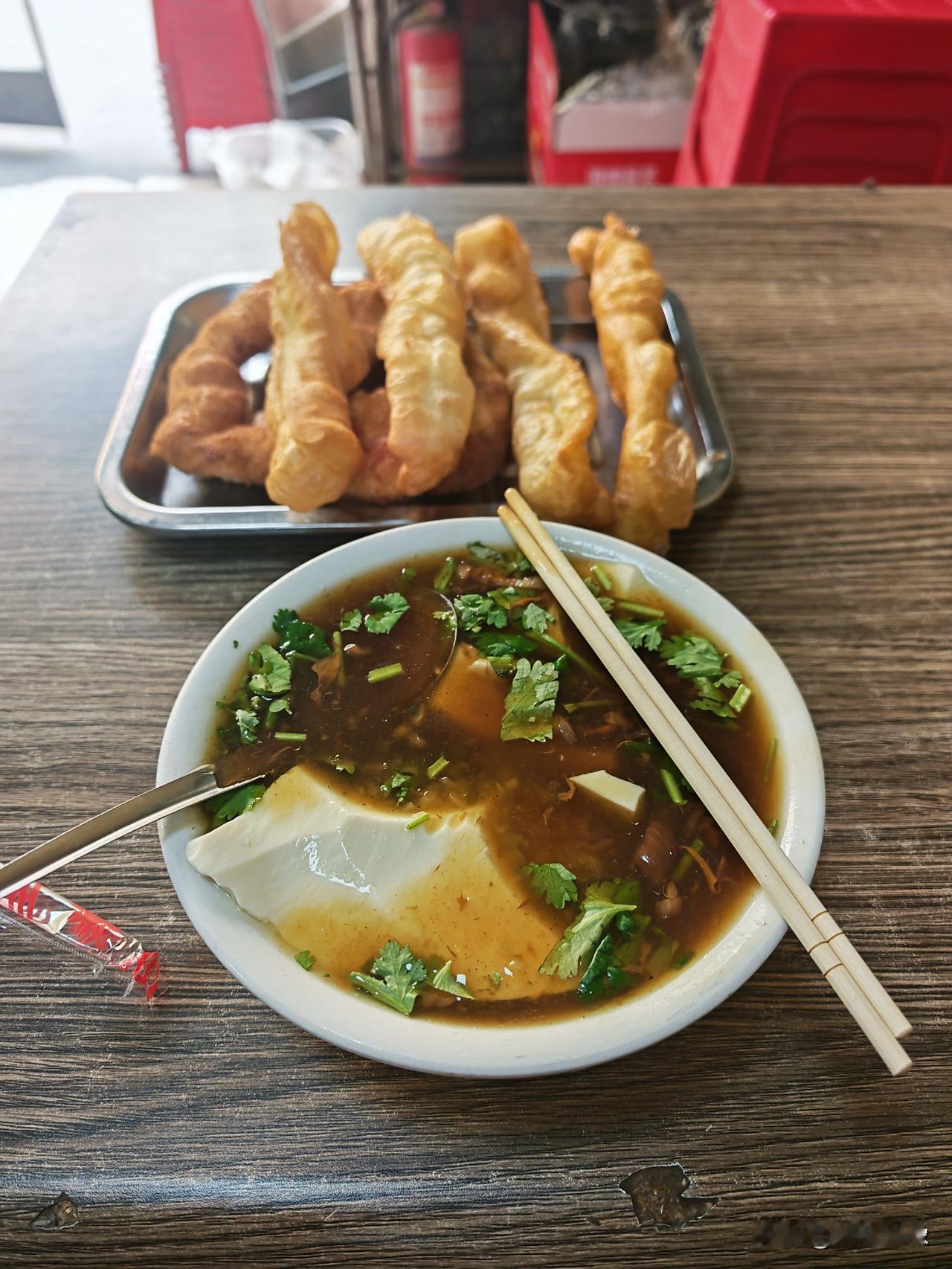 邯郸的早点太实在！豆腐脑加油条，4块钱吃到撑
 
在邯郸吃早餐，总能感受到老城区