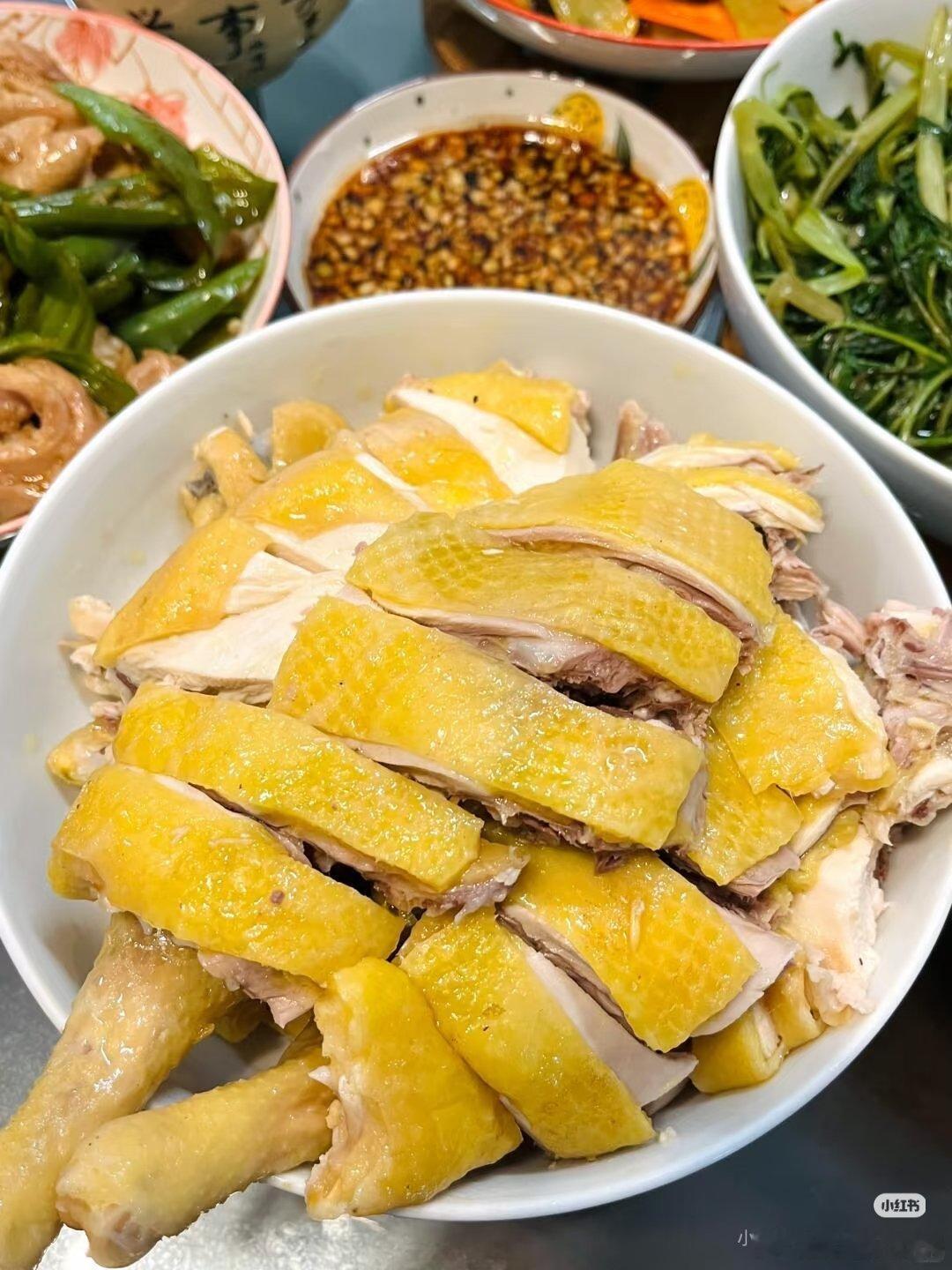 广东白切鸡上综艺又被淘汰白切鸡这叫大道至简，把一只鸡的本事全逼出来了，不像某些菜