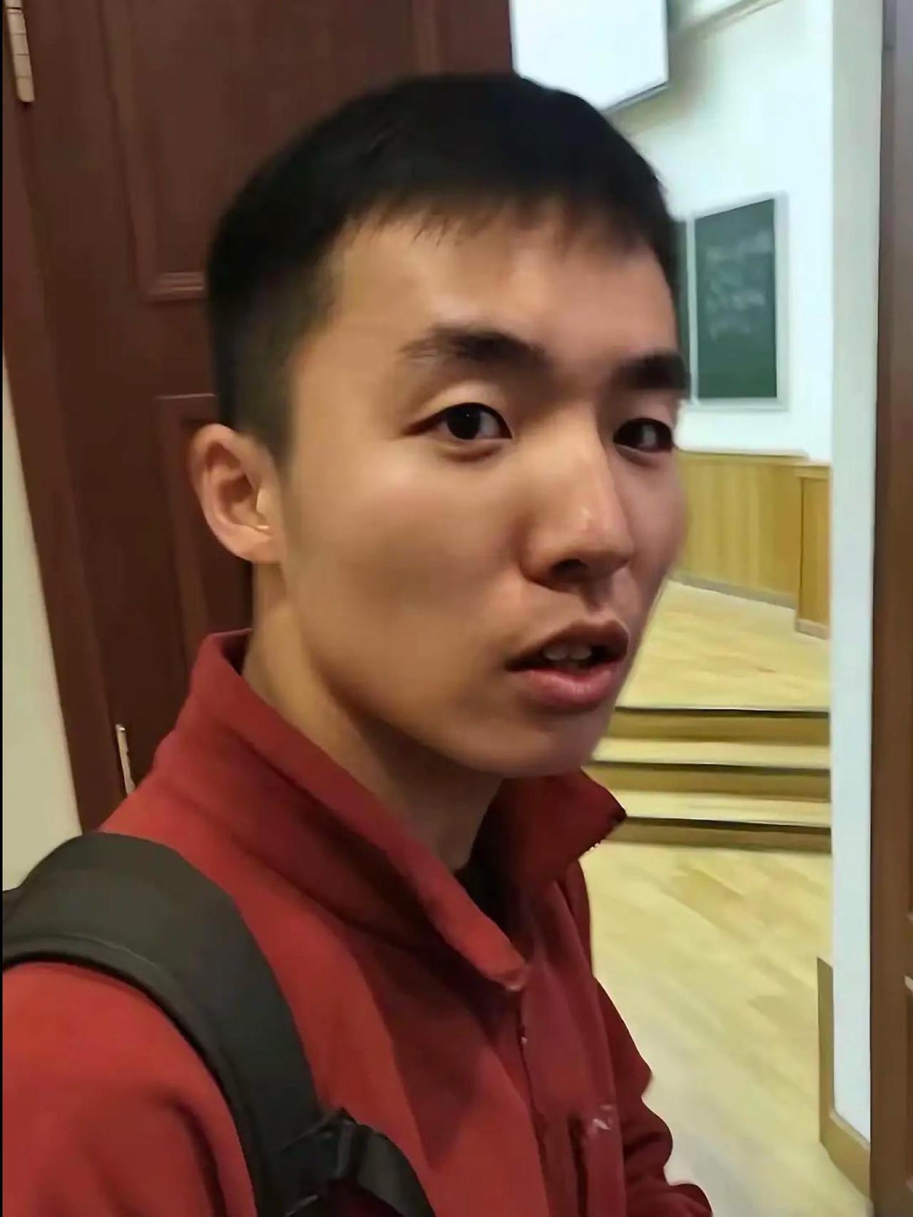 旭日旗是日本军国主义侵略的符号，承载着我们民族沉重的苦难记忆。这名留学生在海外课