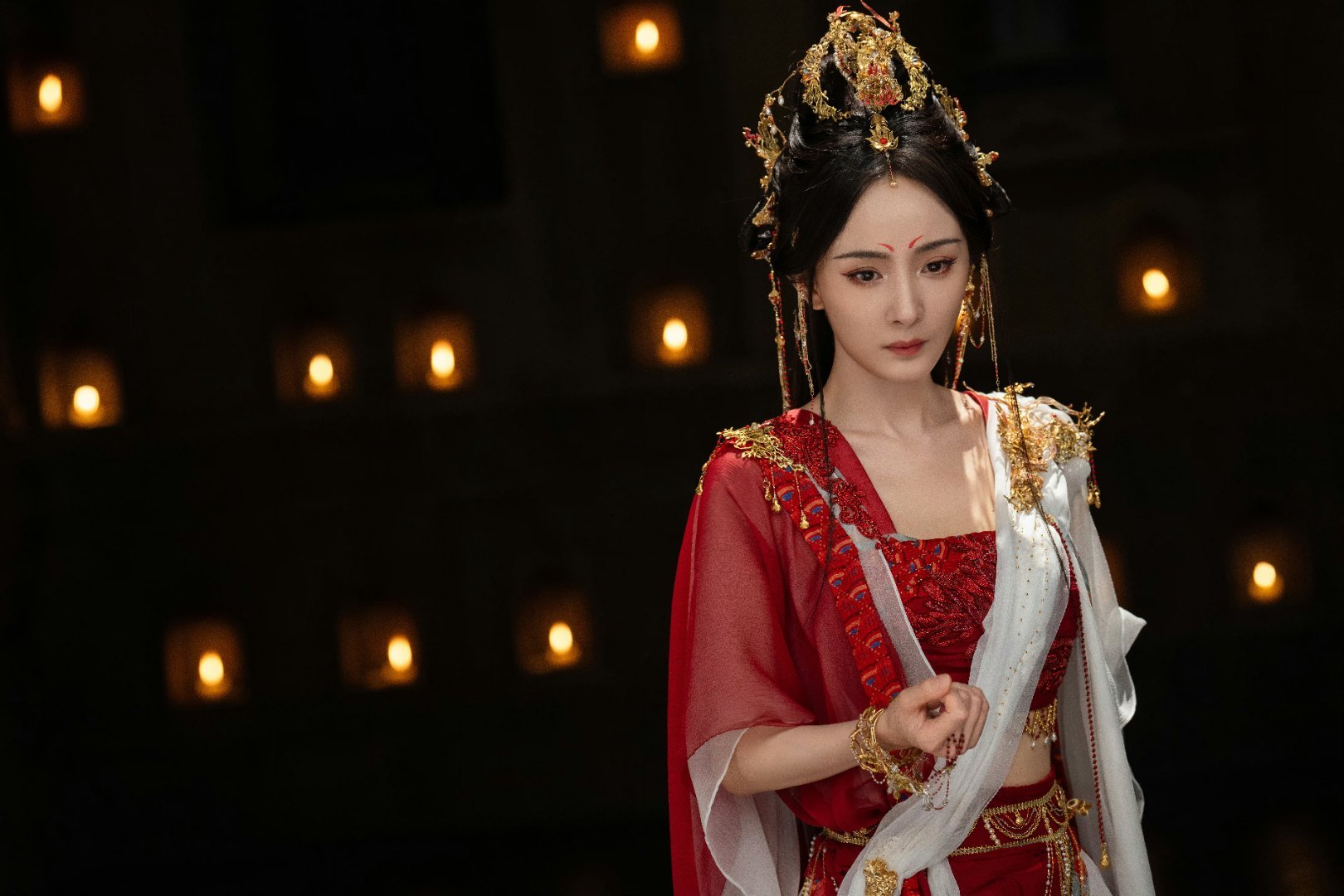 狐妖的涂山红红这么多套衣服都露腰的啊，配上杨幂的身材，红红的衣服都好看[好爱哦]