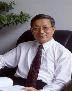 周巢尘，中科院院士、计算机软件专家。原籍江苏南汇，生于上海。1958年毕业于北京
