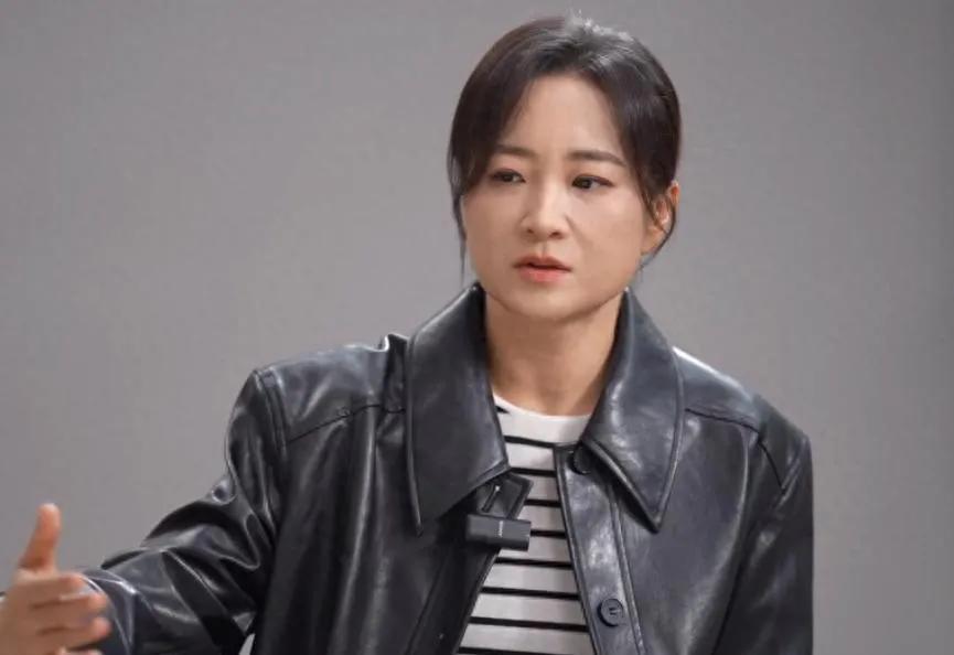 42岁贾玲减重100斤，声音变了，气质和眼神变了，有点忧郁，眼神有点冷，多了杀气