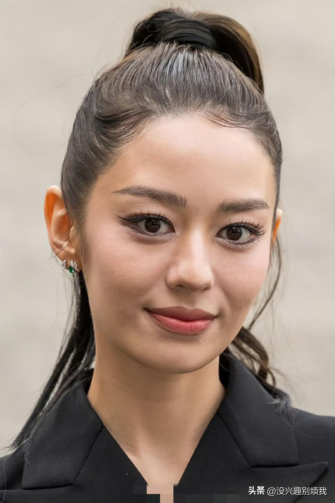 吉娜·爱丽丝，怼脸拍