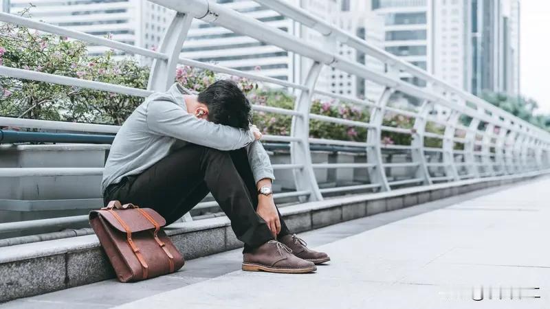 年纪越大就越忧虑，尤其是这两年大环境不好。感觉身边已经好多人失业了，朋友圈卖保险