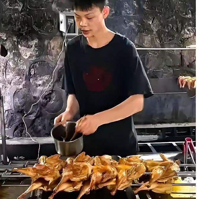 真的要气炸！
网红烤鸡摊一夜消失，不是卫生差也不是缺资质，竟是同行一记“阳谋”举