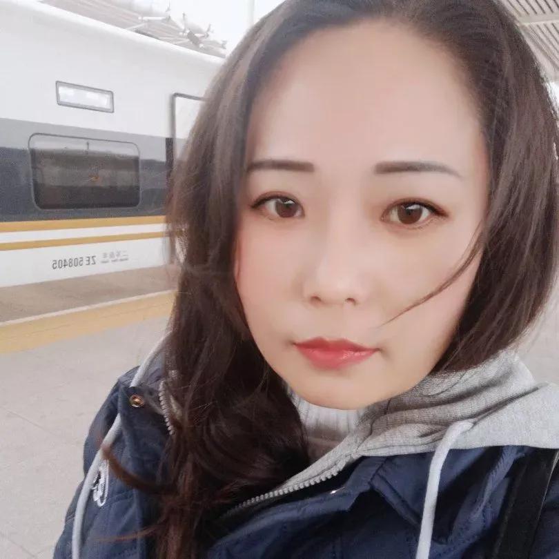 我让我妈别动手，她说行，不动不动，你动，然后就站在旁边看我切菜炒菜，我让她去客厅