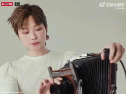 李宇春携CHOUCHOU亮相成都去成都的小伙伴记好这个点位📸！春熙路裸眼3D大