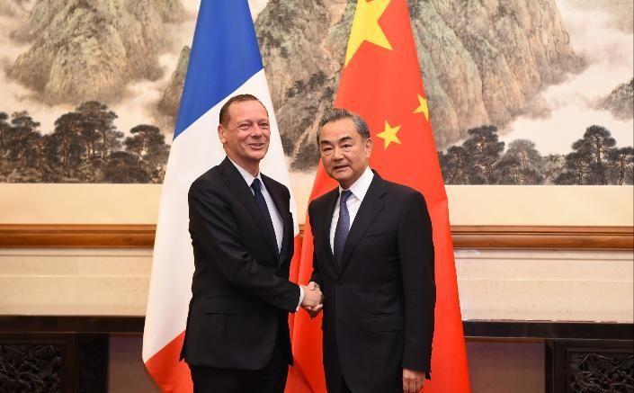 彻底反转！5月8日深夜，当全世界都在屏息盯着特朗普访华的日程表时，北京却投下了一