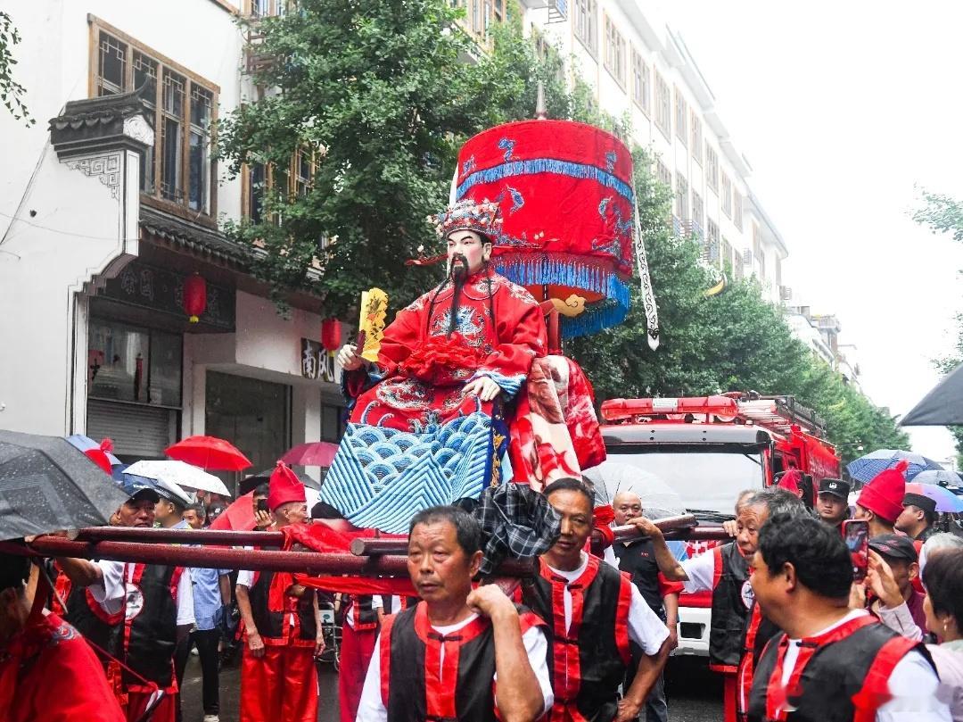 柳城五月十六庙会太热闹啦锣鼓喧天，台阁巡游惊艳亮相！戏曲萌娃端坐台上，衣袂飘飘超