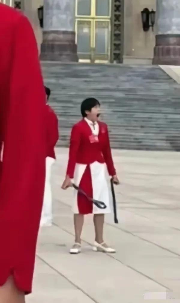 全红婵不愧是搞笑女，
去到哪都有笑料。
去大会堂开个表彰大会，
都被人叮上了，
