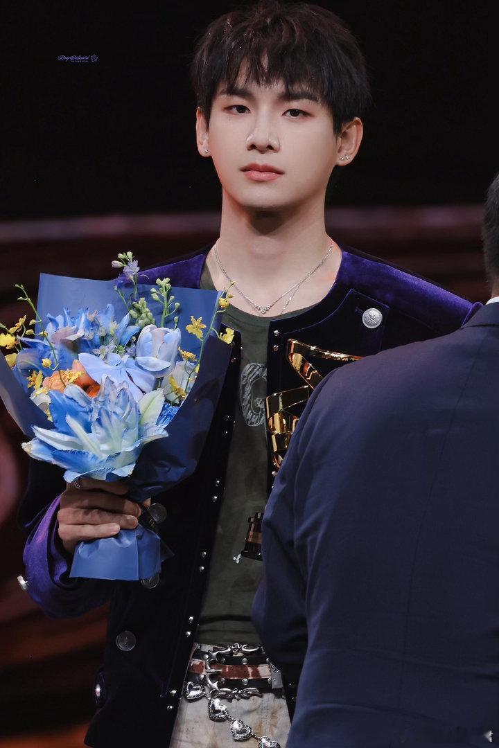 姚琛用歌声传递最温柔的一笔 文化之夜的荣誉颁给他之后，他在台上说“音乐是我表达的