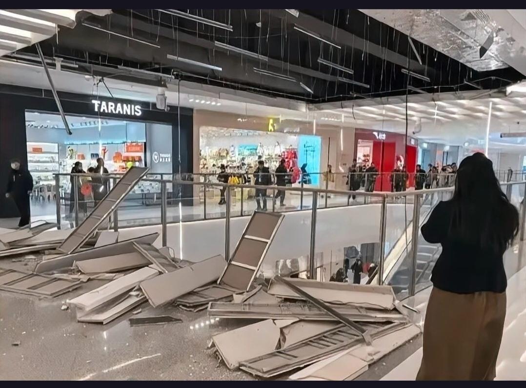 西安一新商场开业仅三天，吊顶就突然脱落砸伤顾客，公共安全再引热议！
11月14日