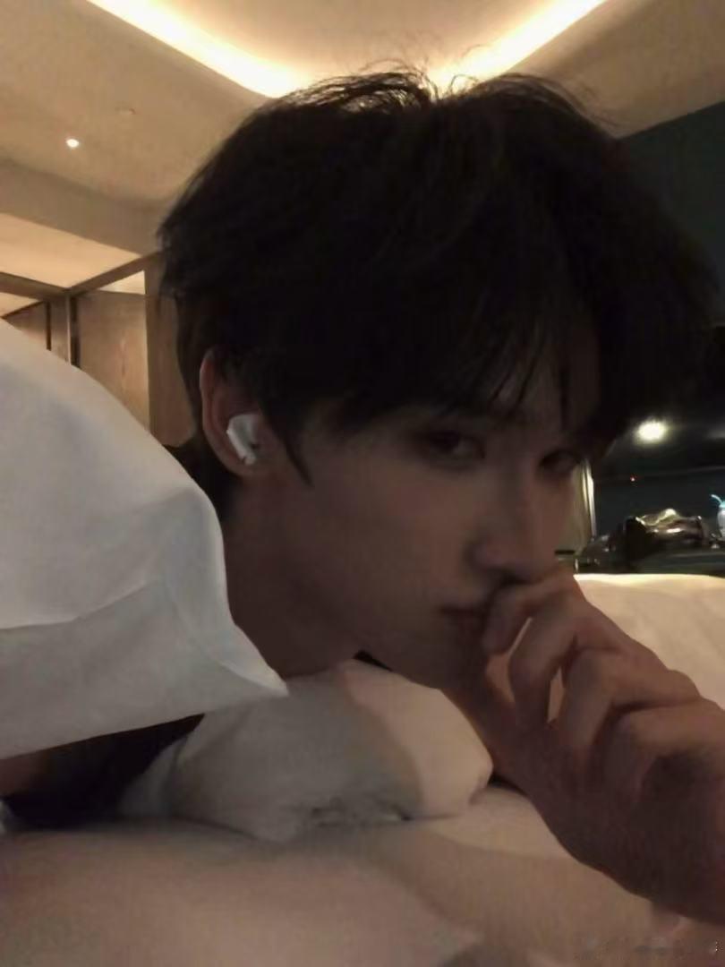 颜安余宇涵cha撒娇舞 谁懂啊，颜安和余宇涵撒娇舞，帅得别具一格，每个动作都戳中