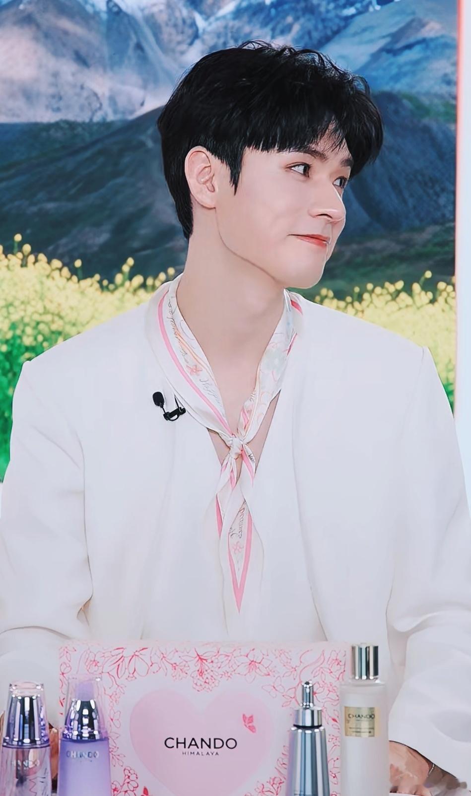 龚俊龚俊自然堂全球品牌代言人 gj龚俊直播龚俊这两张侧脸正好形成互望——无论是左
