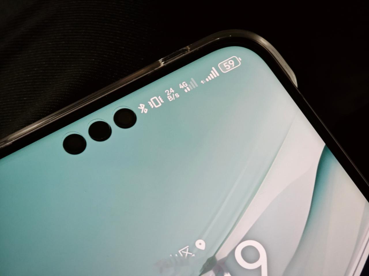 没有5G 信号的时候，露出了4G标识。[吐舌]
