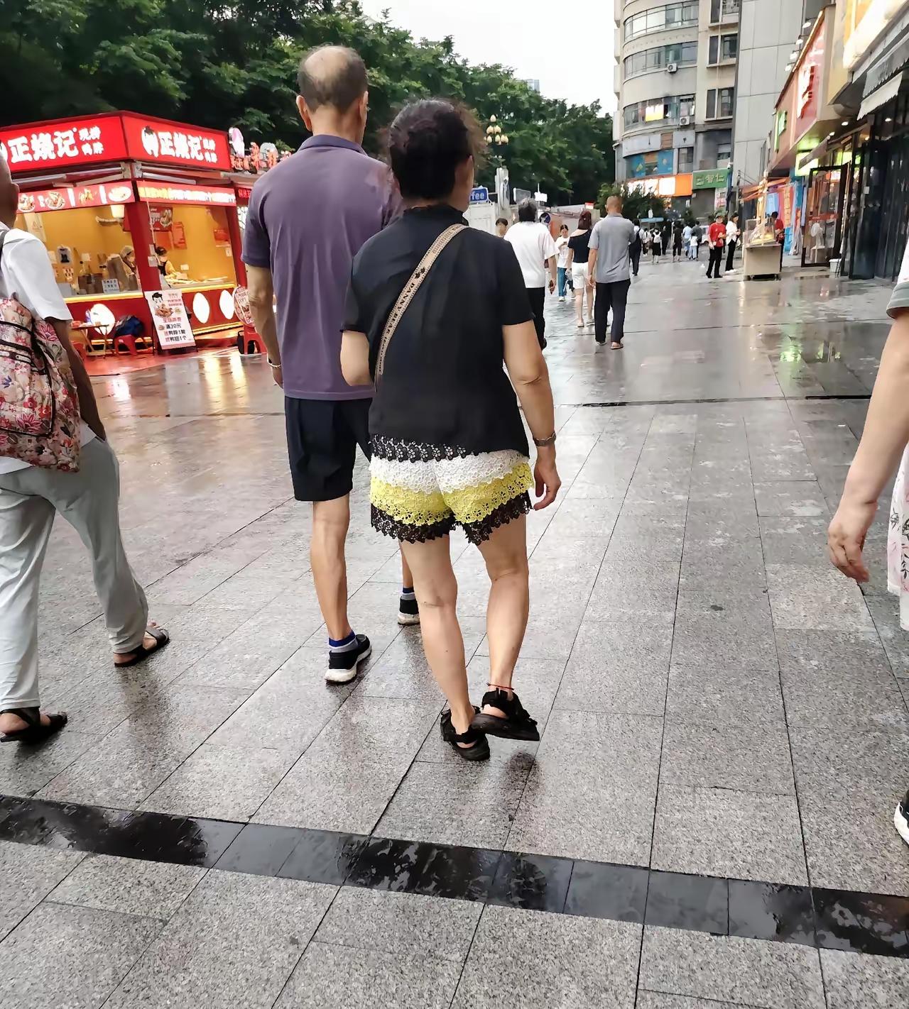上了年纪这样的穿衣服，我觉得实在是不妥。
可以穿七分裤或者是九分裤，这样的穿搭有