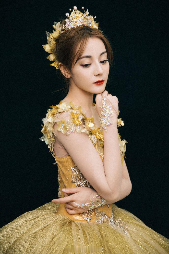 迪丽热巴一身金色芭蕾舞衣 