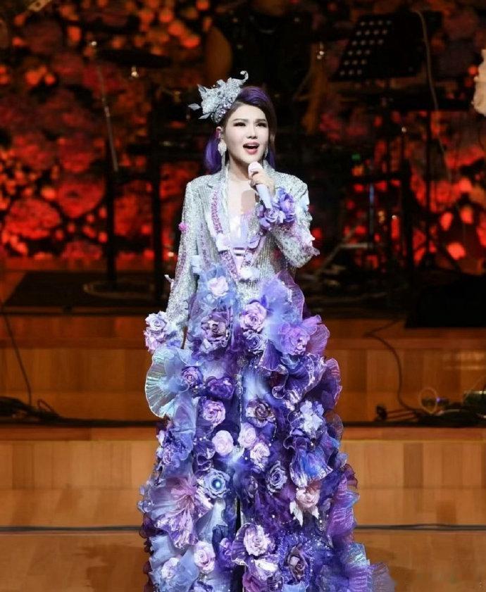 曝乌兰图雅自己对接工作和商务小图雅频繁拿着手机出镜，其实是配合节目组展示品牌赞助