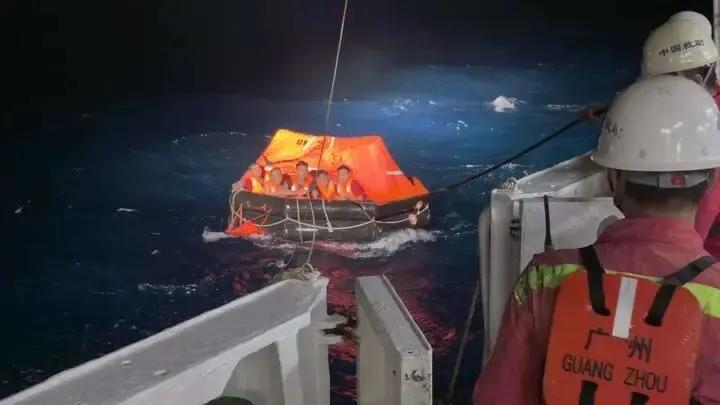 越南两船南海相继遇险：59人失联，中国南海救115紧急出动
7月24日至25日，