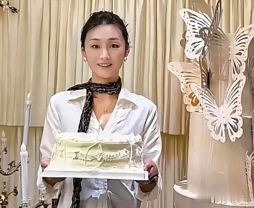 当初被全网痛骂捞女，如今再看，我们是不是都误会她了？
 
当年陈亚男嫁给朱小伟的