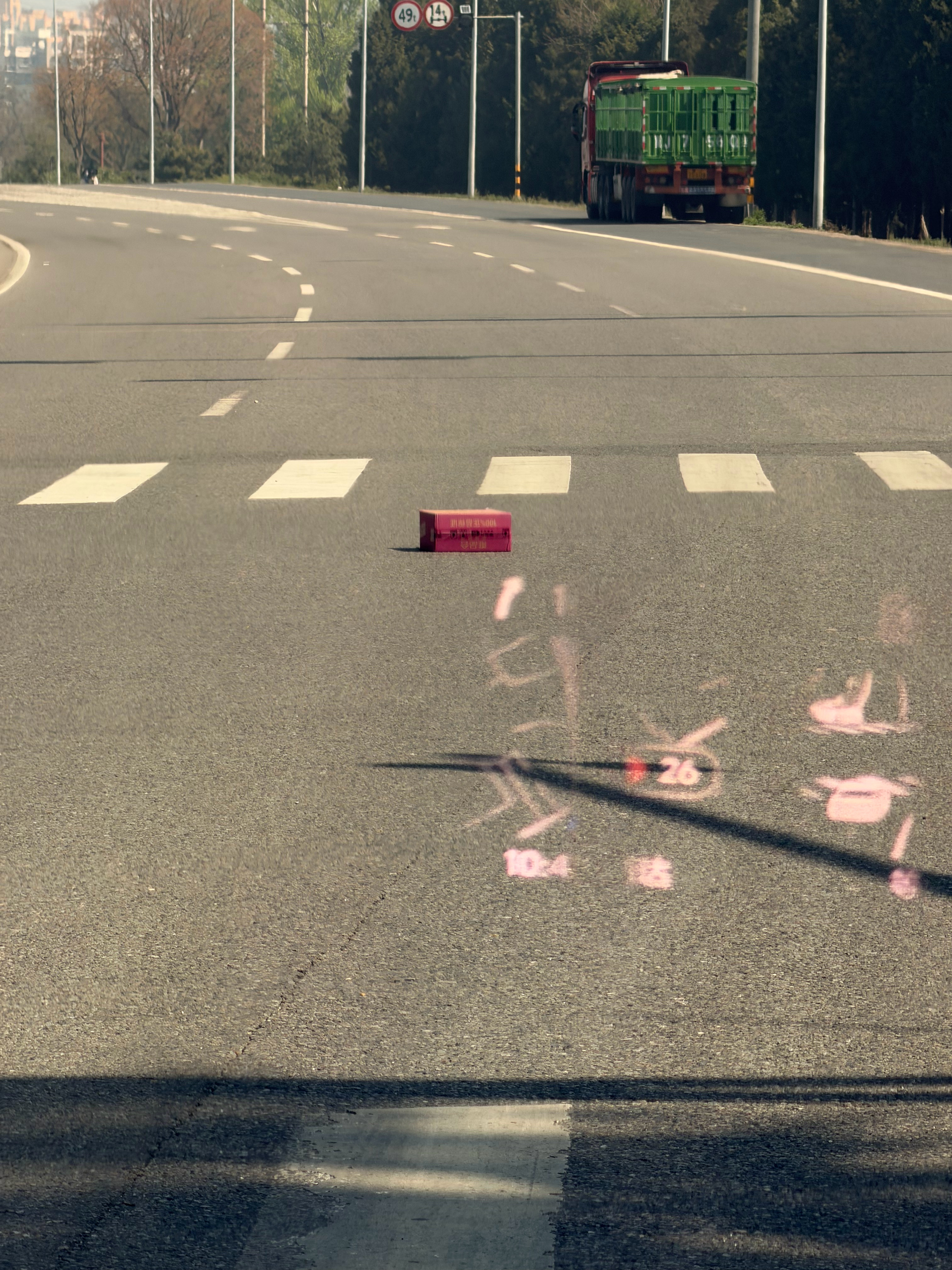 等红绿灯的时候，眼看着快递小哥车上掉下来一个快递