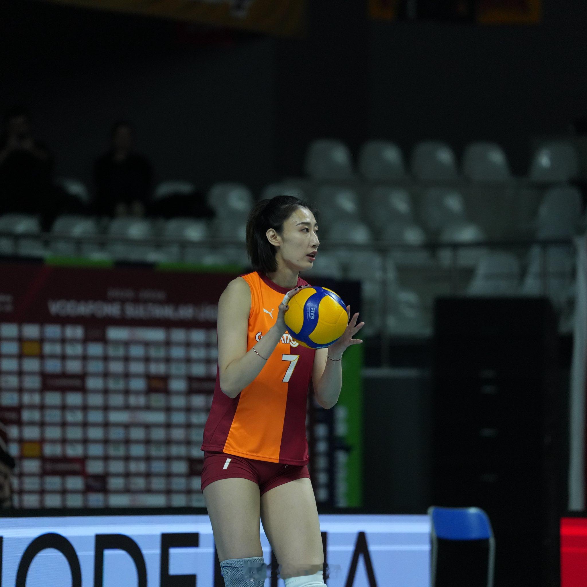 【女排土超 加拉塔萨雷3-0贝西克塔什】北京时间15日凌晨，2025-2026赛