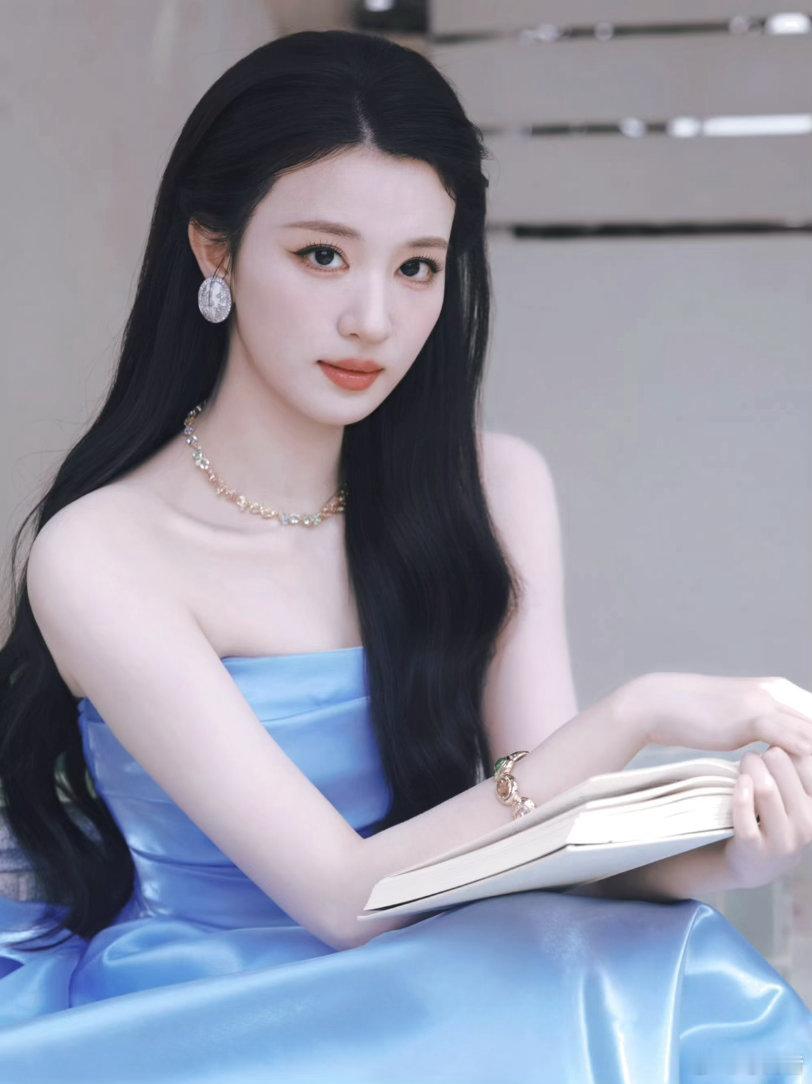 黄昏的巷口，那辆褪色的三轮车准时支起炉灶。铁板上油花滋啦作响，白发老妪翻动着金黄