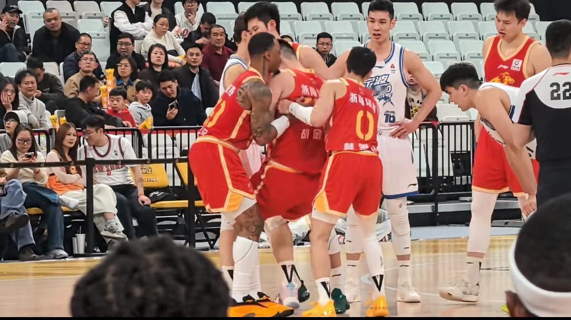 胡金秋伤情待核磁，本月必须全休！国家队+联赛连轴转真扛不住了

        