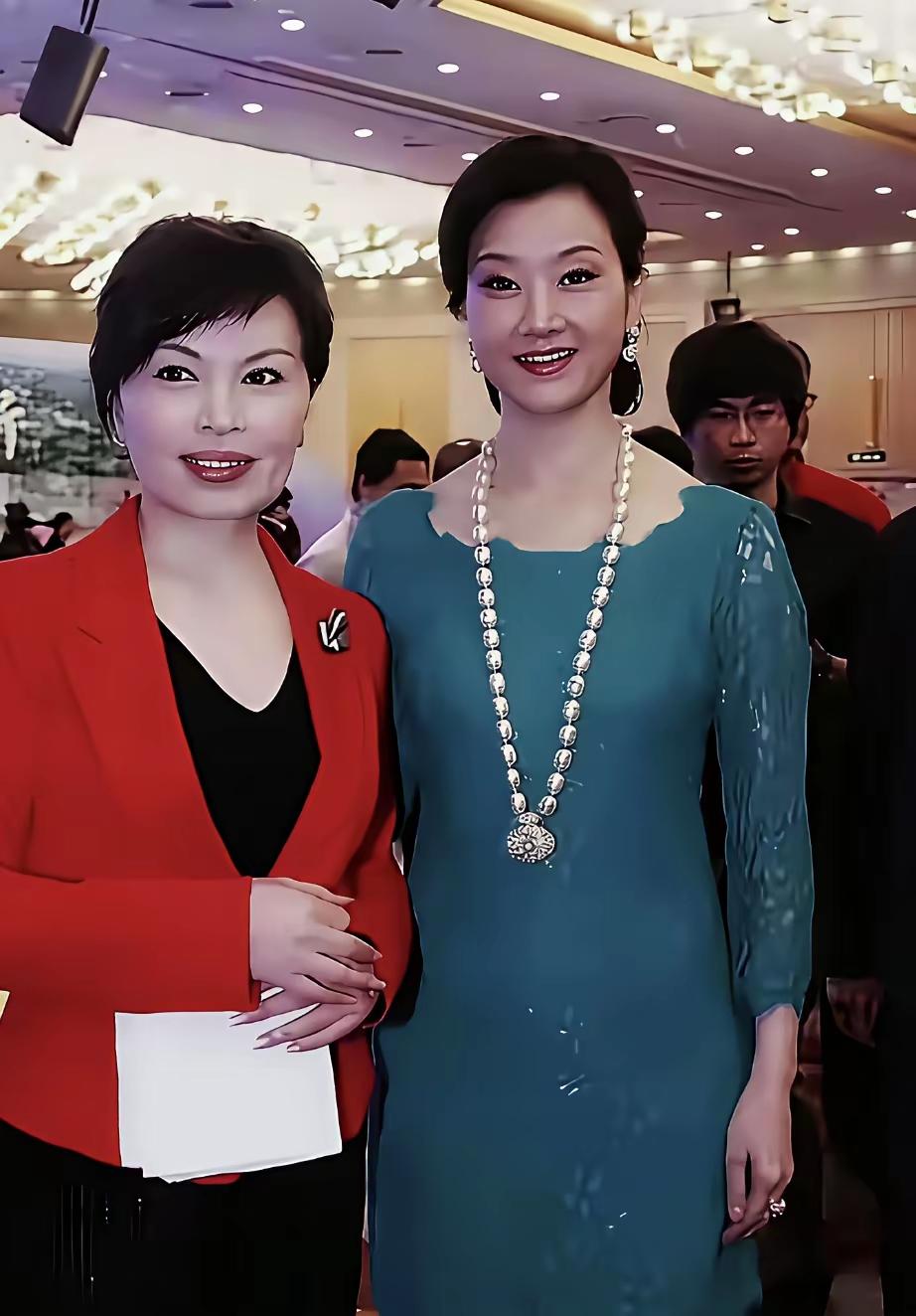 两位著名女士的合影，一个著名主持人，一个著名歌唱家，大名鼎鼎下去，这张是公益活动