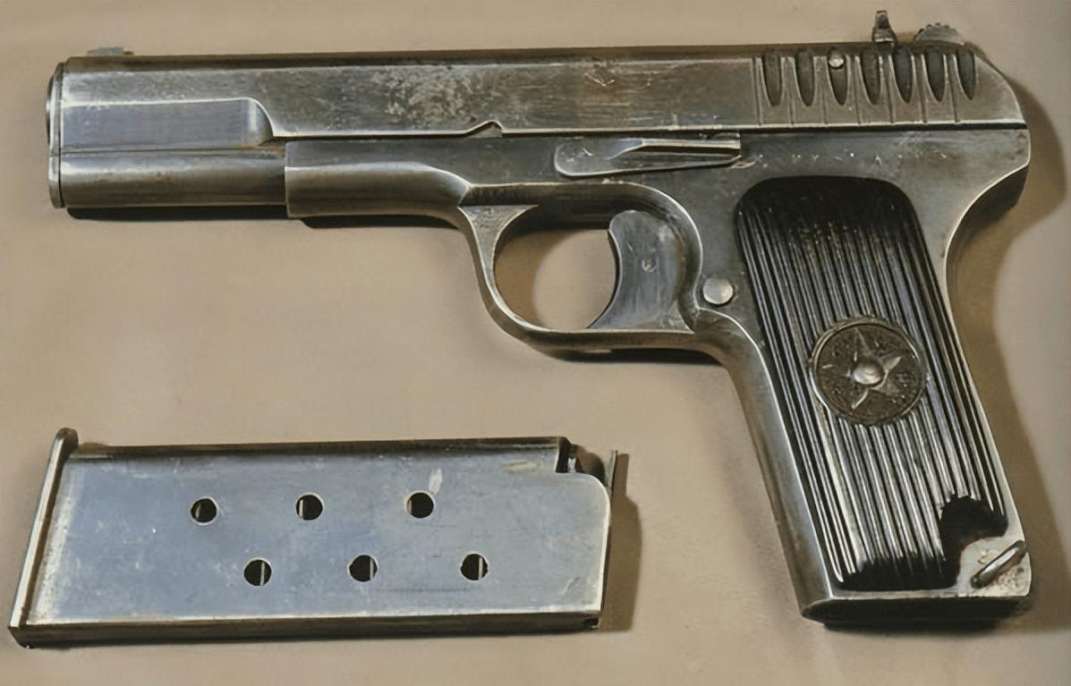 54式手枪堪称中国造“经典硬汉”。它是很多人认识枪械的开端，金属外壳，重约0.8